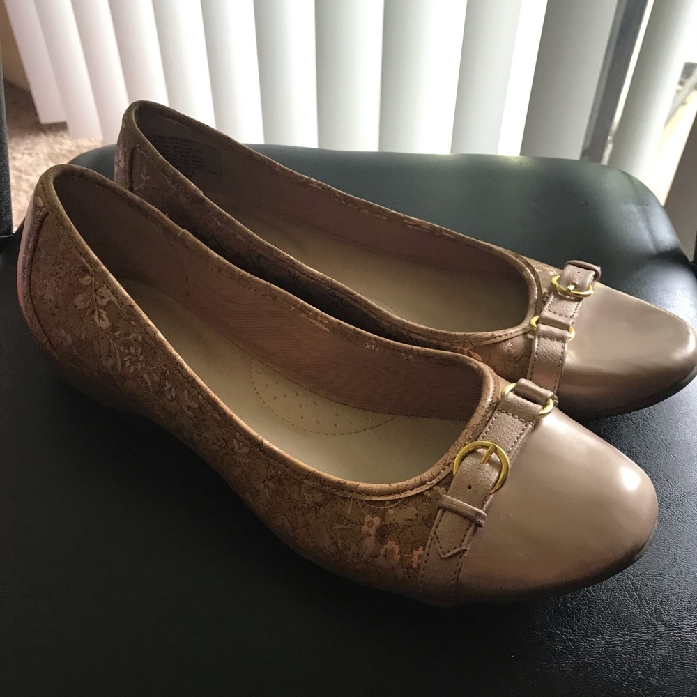 Sole Sensability Cream and Gold Flats in Size 8.5